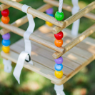 Bigjigs Toys Dřevěná barevná korálková houpačka