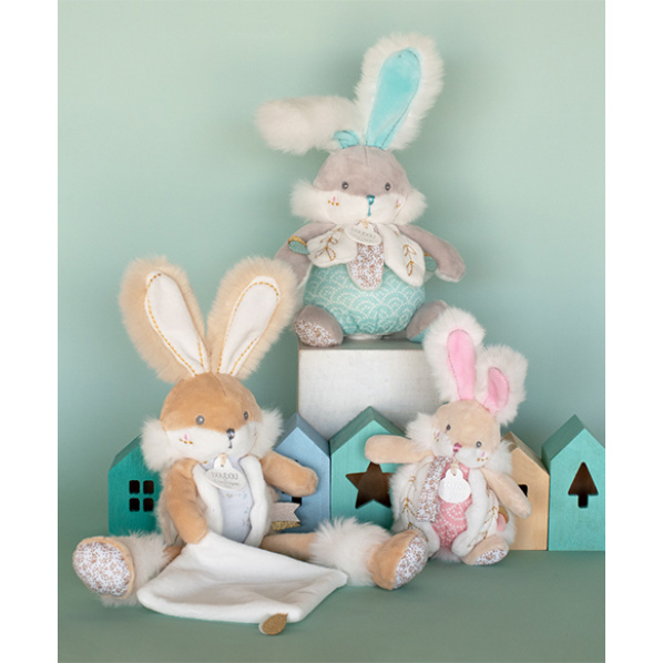 Doudou Hračka zajíček s chrastítkem a úchytem na dudlík 21 cm Doudou Hračka zajíček s chrastítkem a úchytem na dudlík 21 cm